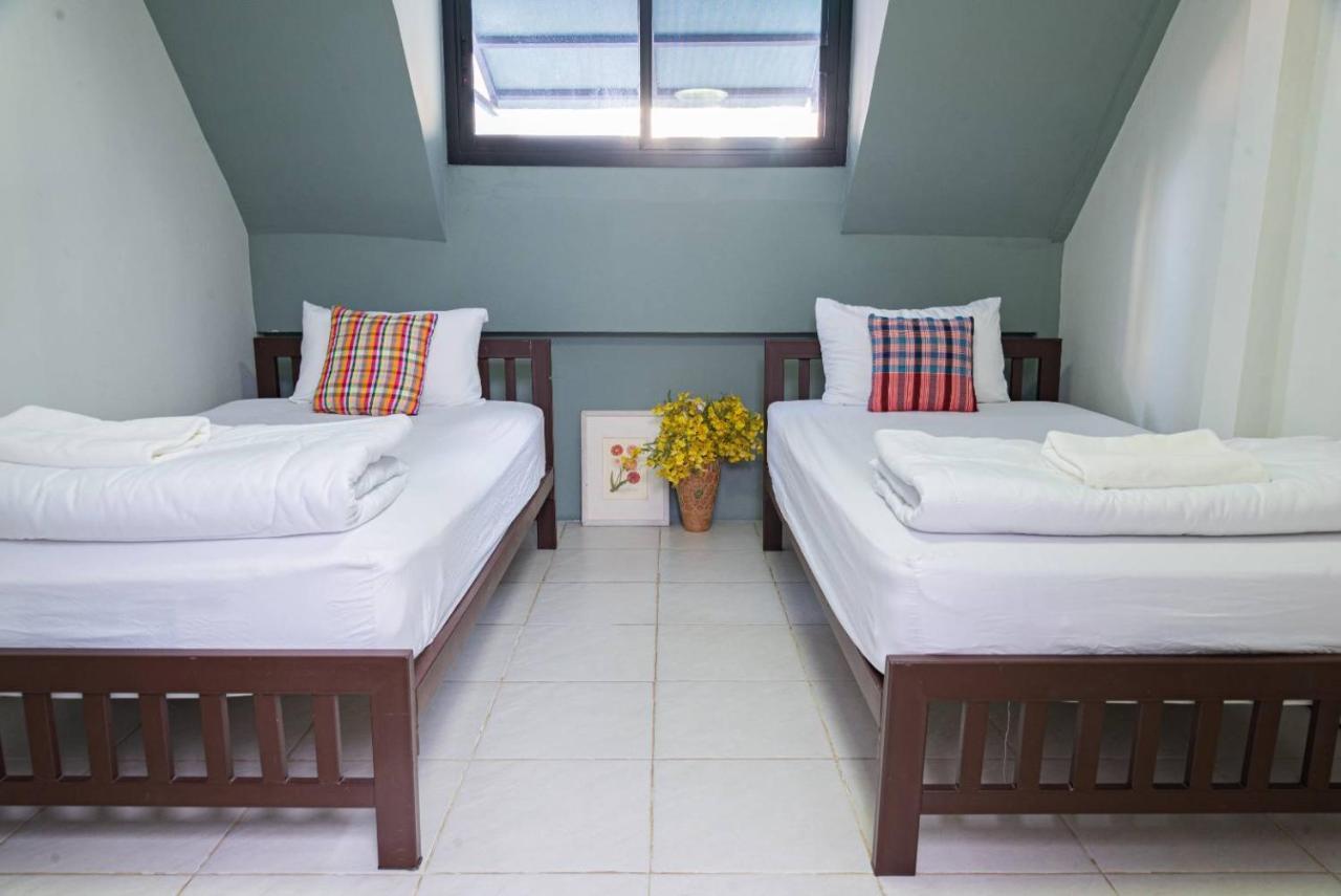 Asok Montri Hostel Bangkok Exterior photo