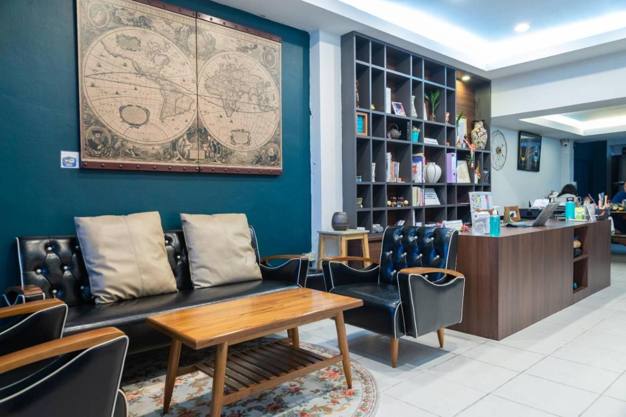 Asok Montri Hostel Bangkok Exterior photo