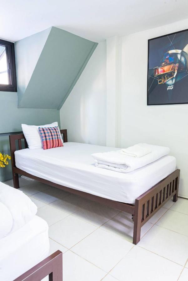 Asok Montri Hostel Bangkok Exterior photo
