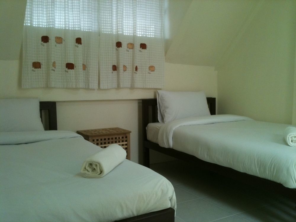 Asok Montri Hostel Bangkok Exterior photo